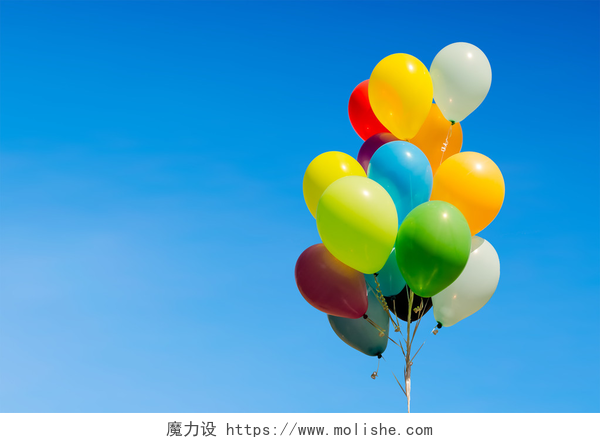 蓝天下的彩色气球色彩斑斓的氦气球在背景上被隔离